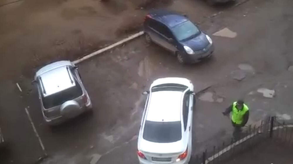 Женщина выезжает с парковки