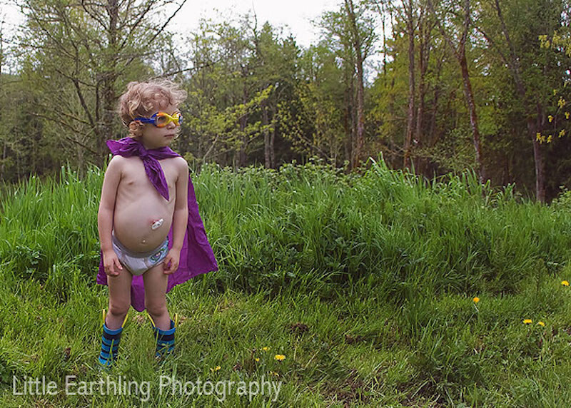 Мама детей с особыми потребностями снимает их в образах супергероев