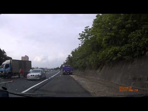 Водитель BMW резко тормознул посреди магистрали