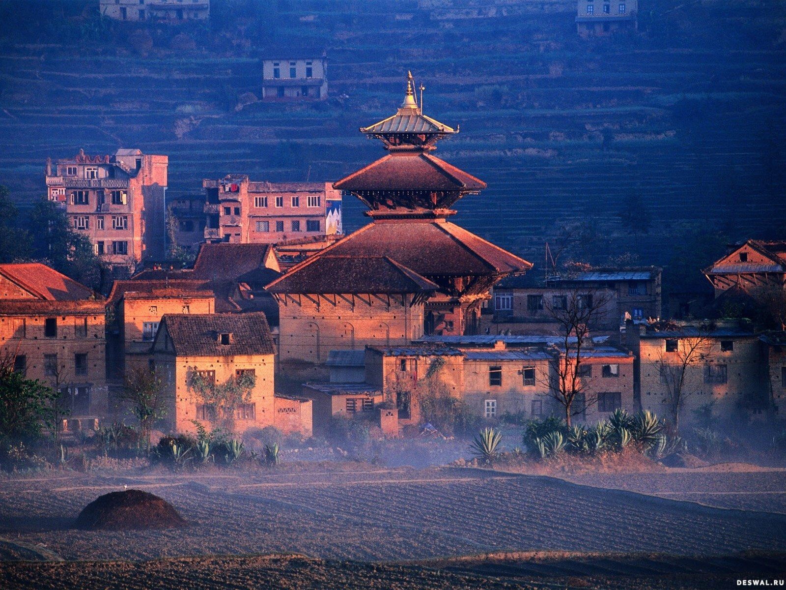 Трое россиян спрятались от землетрясения в Непале в буддийском храме