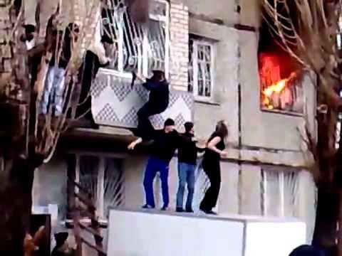 Парни спасают девушку из горящей квартиры 