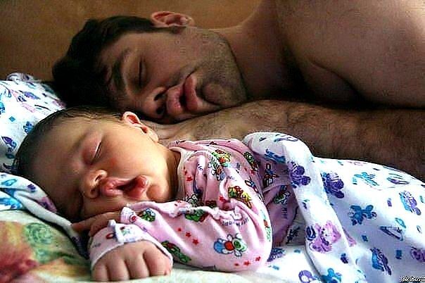 Папа с сыном дружно спят!