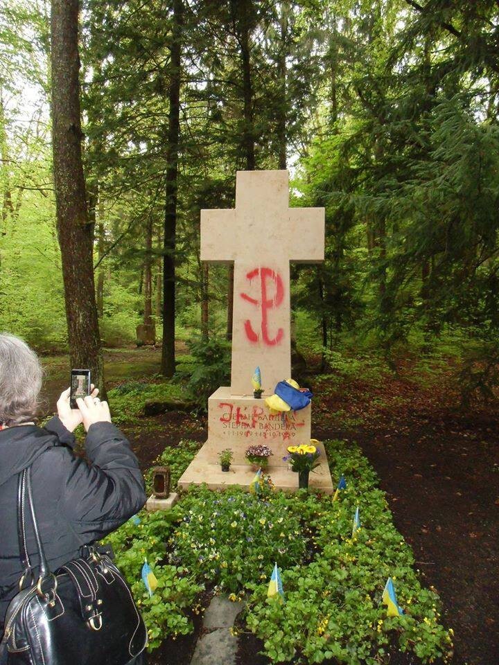 В Мюнхене могилу Бандеры осквернили польскими нецензурными словами 