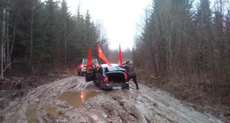 Автопробег в честь Дня Победы в Карелии застрял в грязи