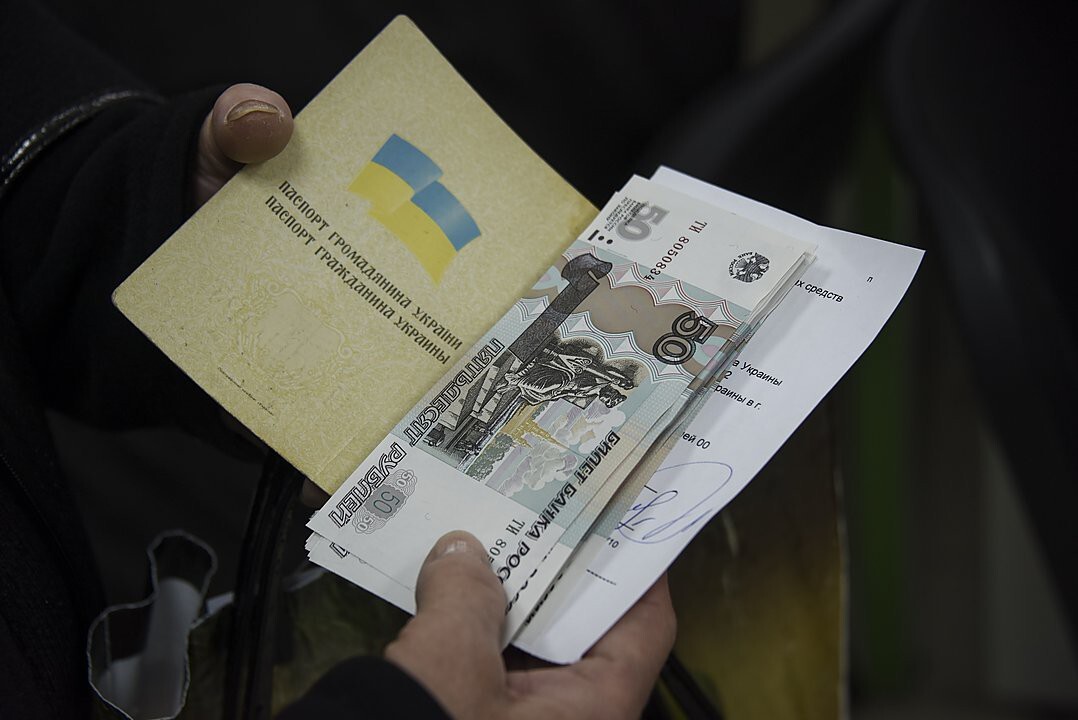 Забудьте про танки: Восток Украины захватывает российский рубль 