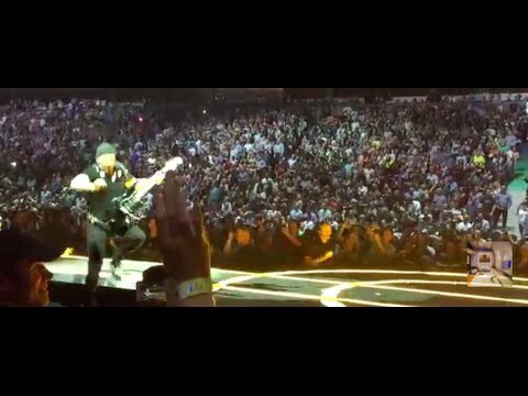 Гитарист группы U2 Эдж упал со сцены