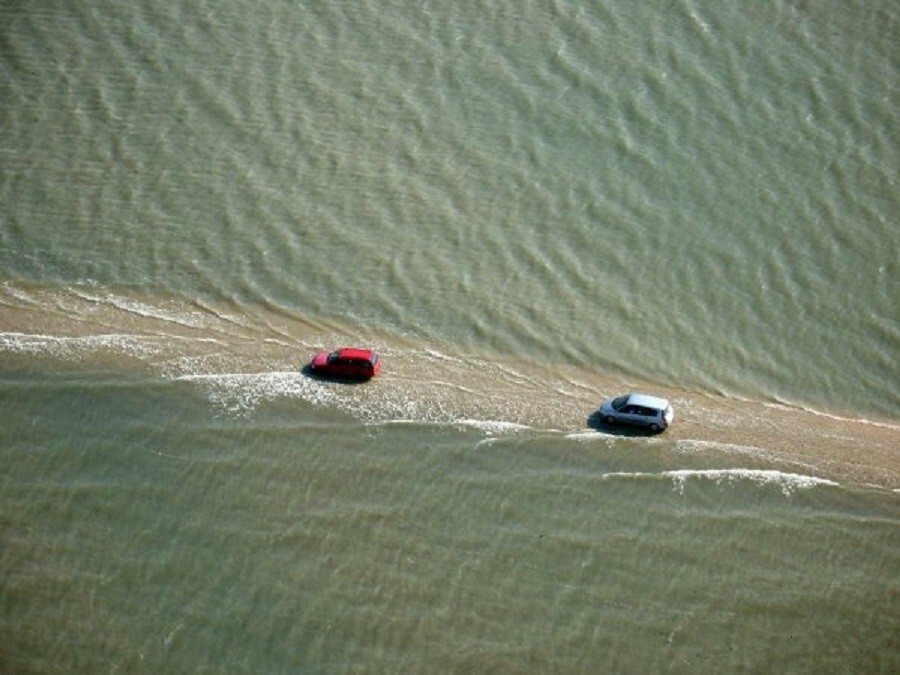 Автомобильная дорога, которая уходит под воду