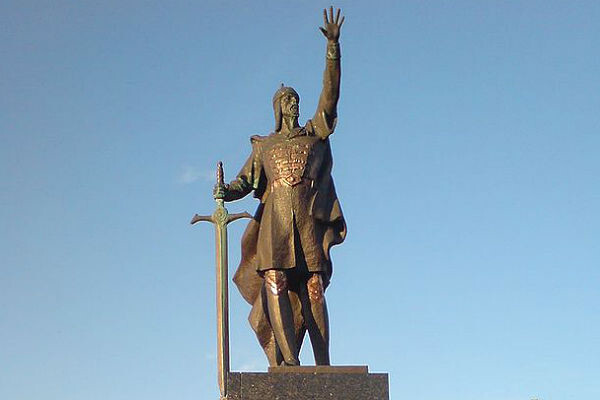 Неизвестные похитили меч с памятника Александру Невскому в Харькове