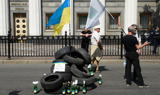Участники «финансового майдана» начали штурм Рады