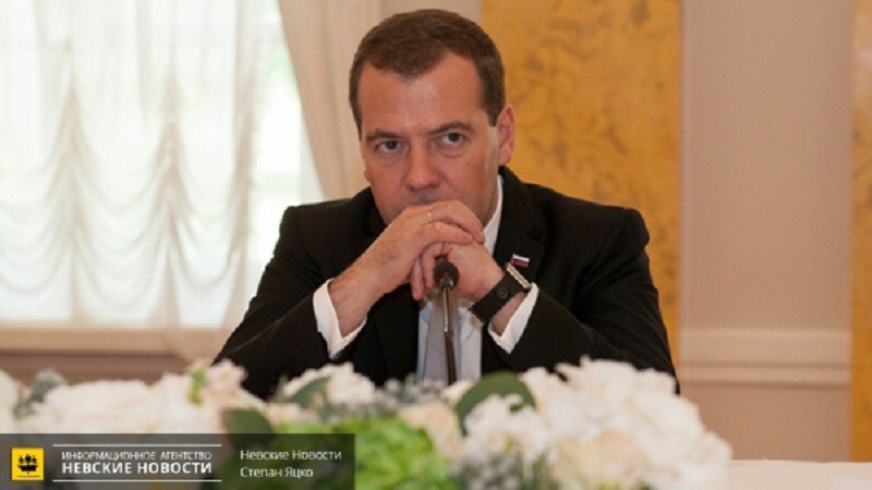 Медведев попросил для правительства приборы, позволяющие спать всего 4