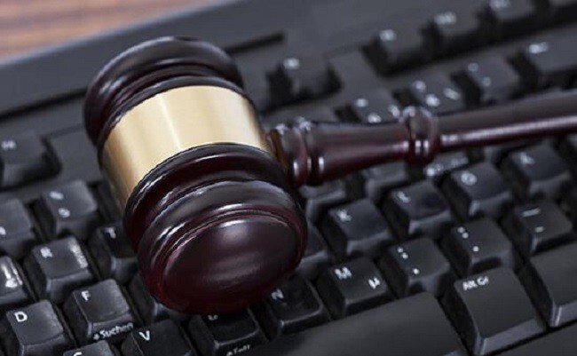 Бывшая сотрудница «фабрики интернет-троллей» подала в суд