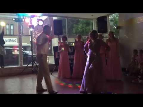 Зажигательный танец жениха и его матери покорил гостей на свадьбе 