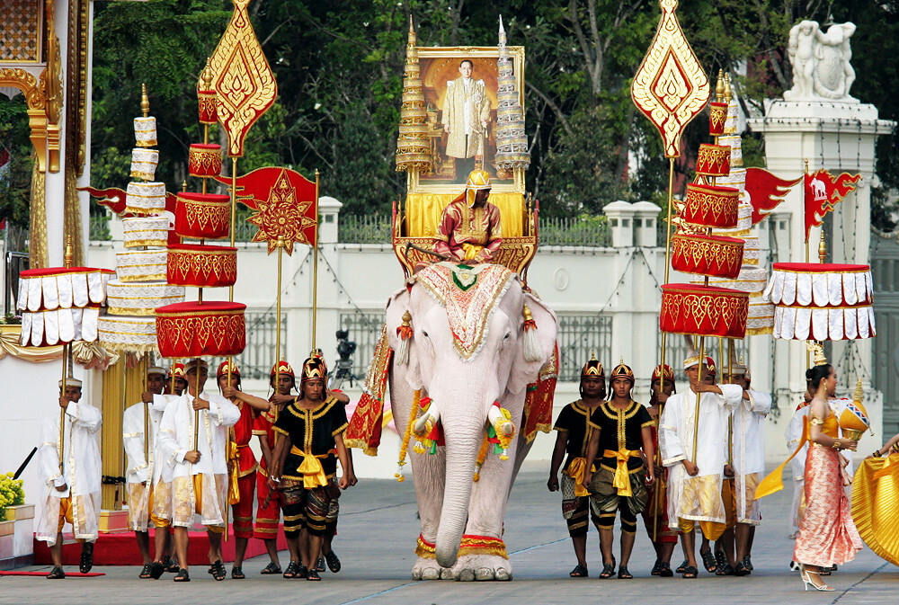 Белый слон- священное животное и символ Тайланда