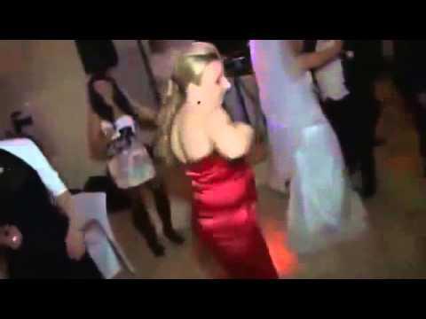 Девушка отжигает на свадьбе танец угар