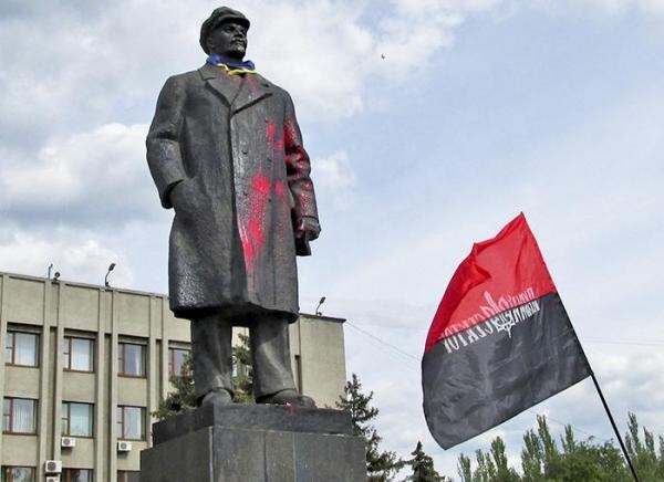 Правый сектор сносит памятник Ленина в Славянске