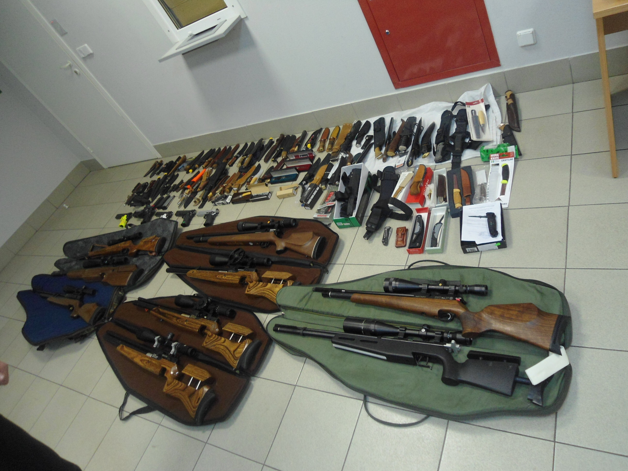 Сотрудники ФСБ накрыли поставки оружия из Латвии 