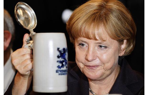 Генсек НАТО восхитился умением Меркель много пить