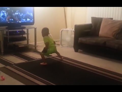 Маленький мальчик танцует как Майкл Джексон!
