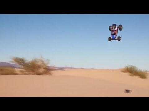 Машинки гоняют по дюнам