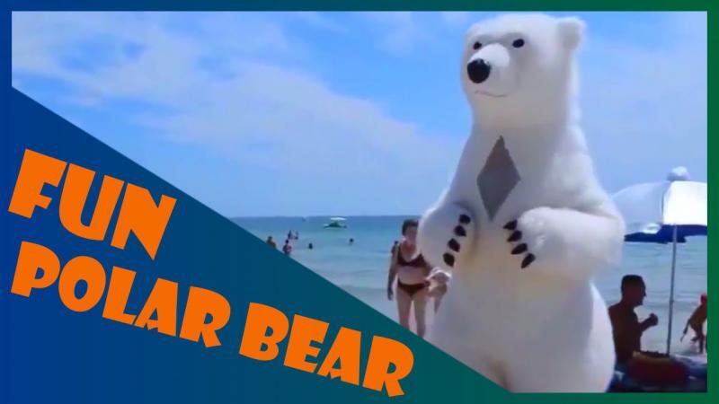 Большой Белый Медведь веселит народ на пляже