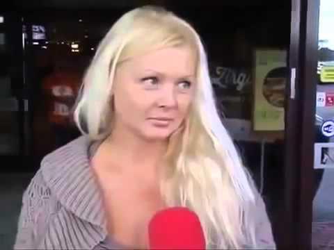 Красивая блондинка дает интервью