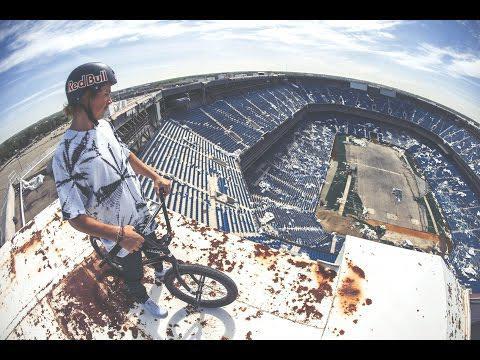 BMX-райдер летает над руинами детройтского стадиона