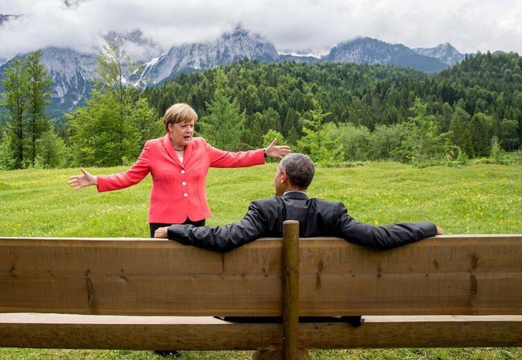 Знаменитая фотография Барака Обамы и Ангелы Меркель  
