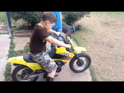  Мальчик учится ездить на мотоцикле 