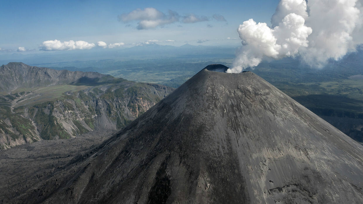 10 опасных вулканов России, извергавшихся за последние 10 лет