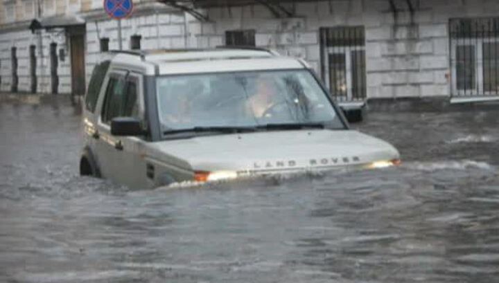 За ночь в Москве выпала почти месячная норма осадков