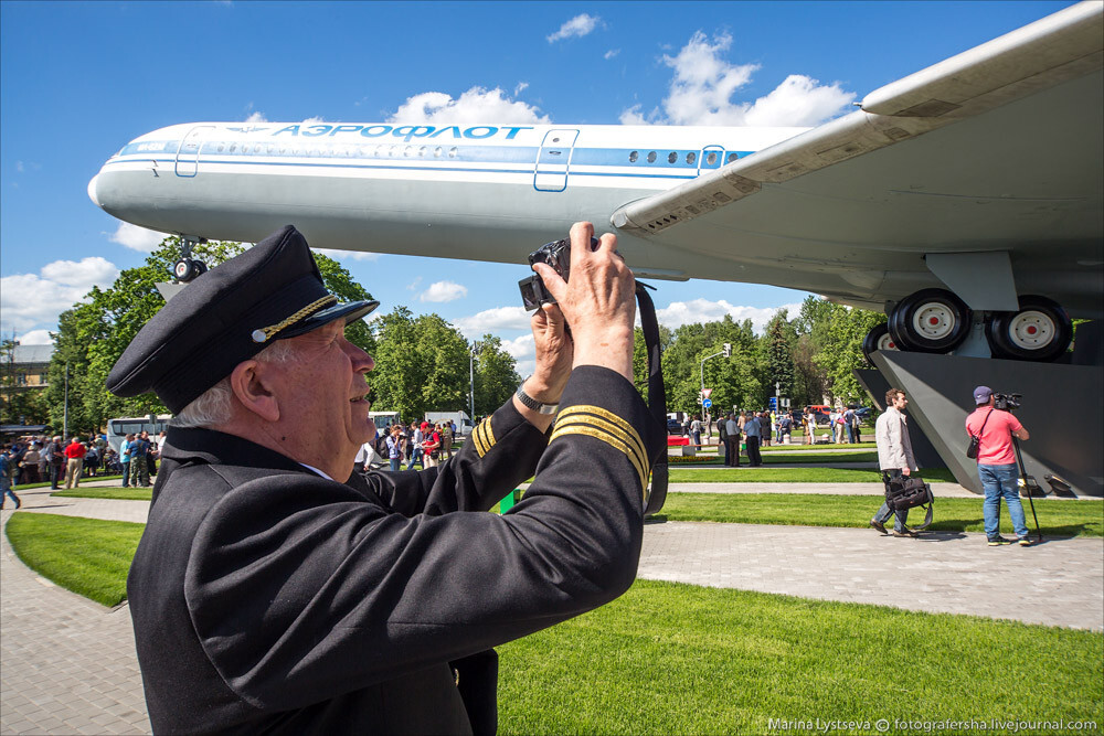 Памятник Ил-62 открыли в Шереметьево 