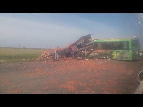 Пассажирский автобус столкнулся с грузовиком под Омском, 15 погибших