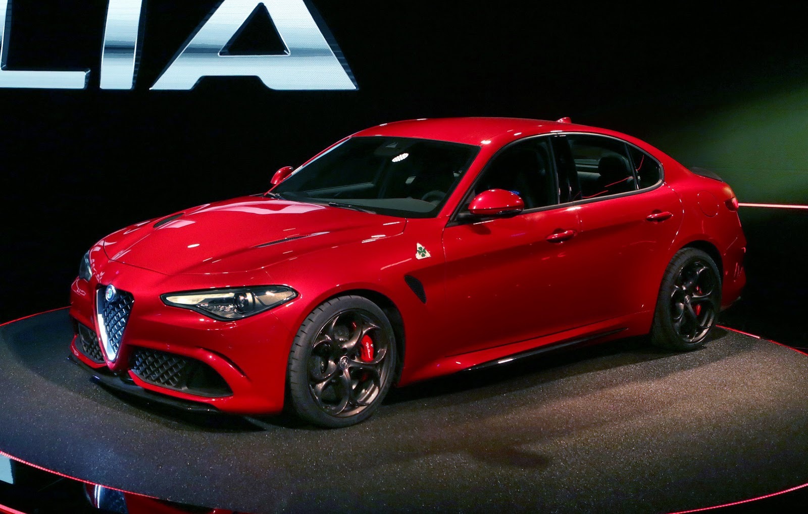 Новый "злой" седан Alfa Romeo Giulia