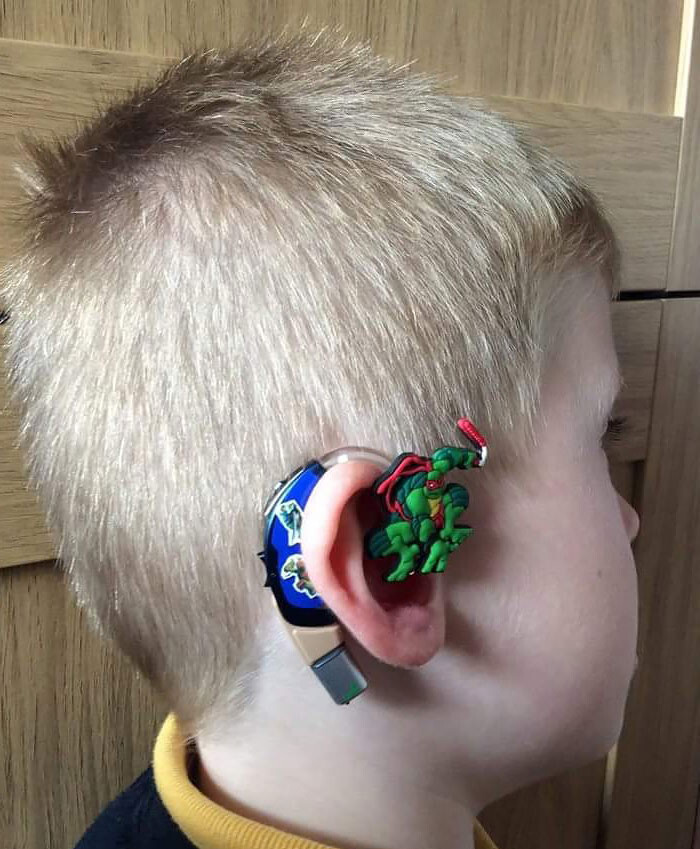 Мама превращает слуховые аппараты сына в его любимых супергероев