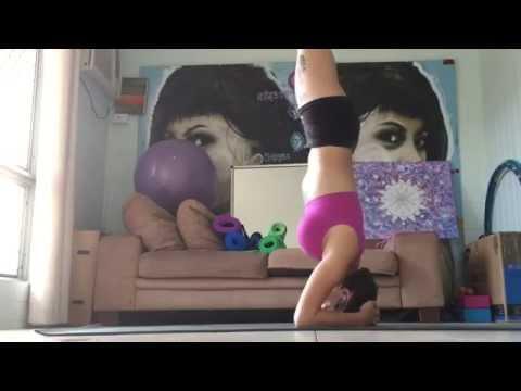 Кот и йога!