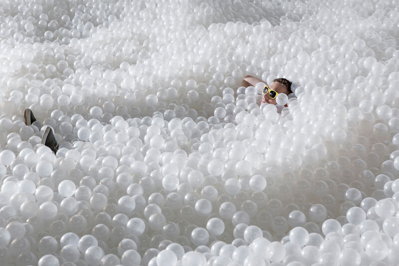 Океан из миллиона пластиковых шариков