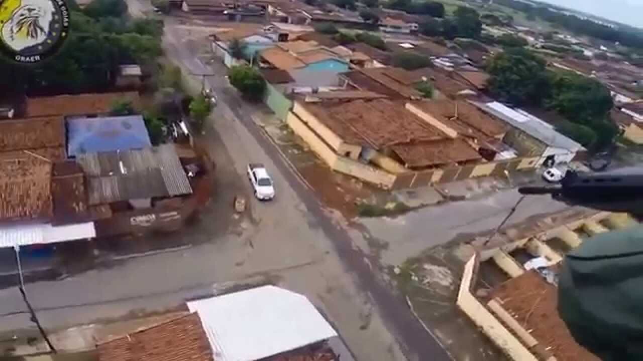  В Бразилии полицейские с вертолета обстреляли машину с угонщиком  