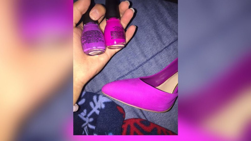 Какого цвета туфли розовые или фиолетовые?