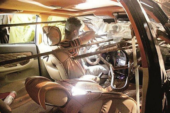 В Китае пруты арматуры проткнули насквозь автомобиль