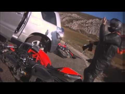 Тупой водитель сбивает три мотоцикла 