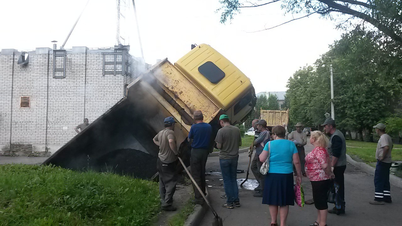 В Питере грузовик с асфальтом провалился под землю