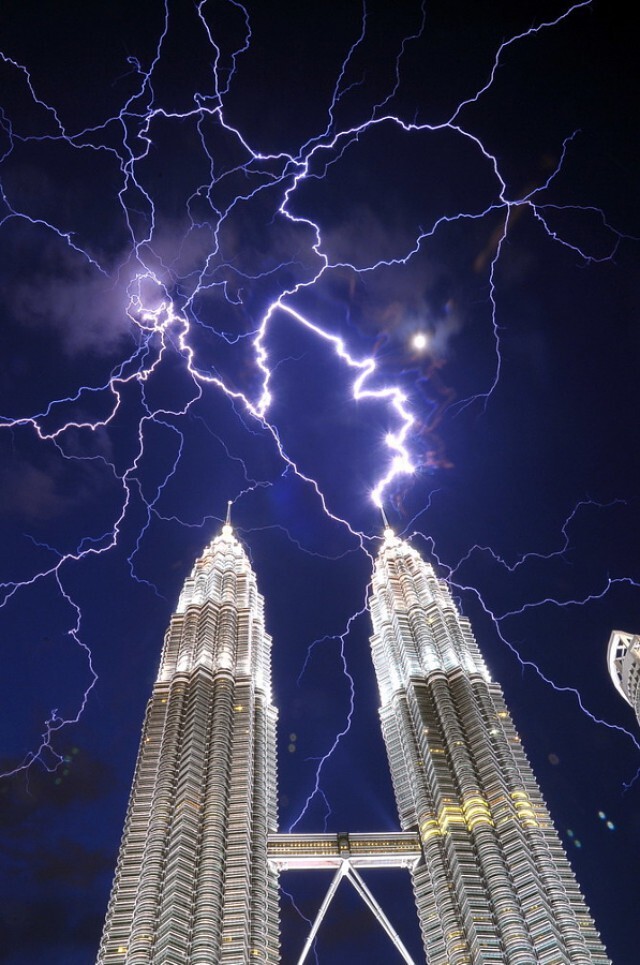 15 фотографий, на которых молнии атакуют культовые здания по всему мир