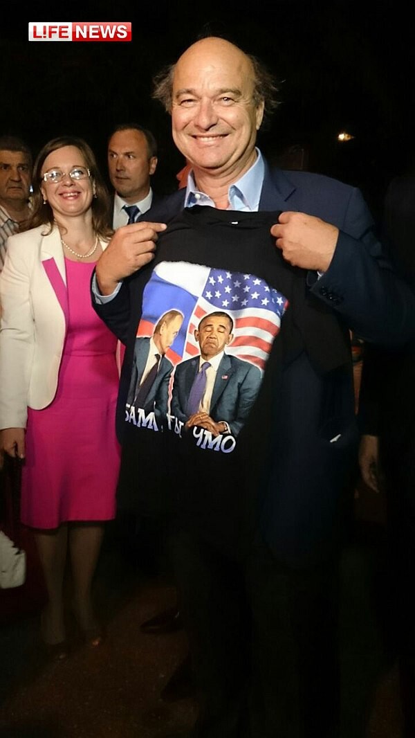 Французский сенатор надел футболку с Путиным