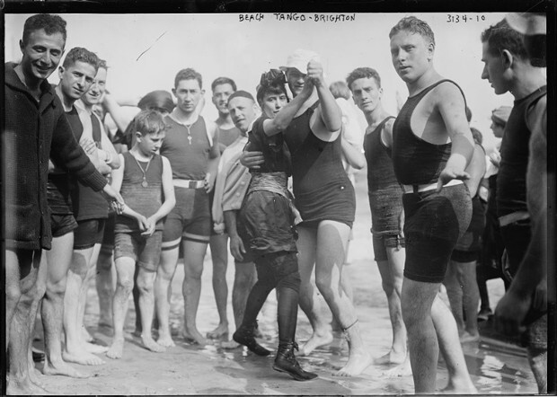 Как изменился мужской купальный костюм за 100 лет