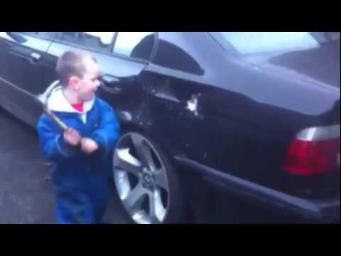 Ребенок с молотком немножко испортил папе машину