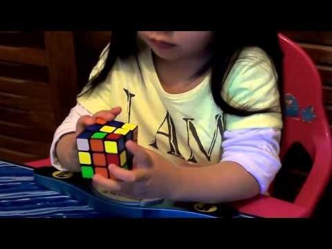 2-х летняя девочка собирает кубик Рубика за 70 секунд 