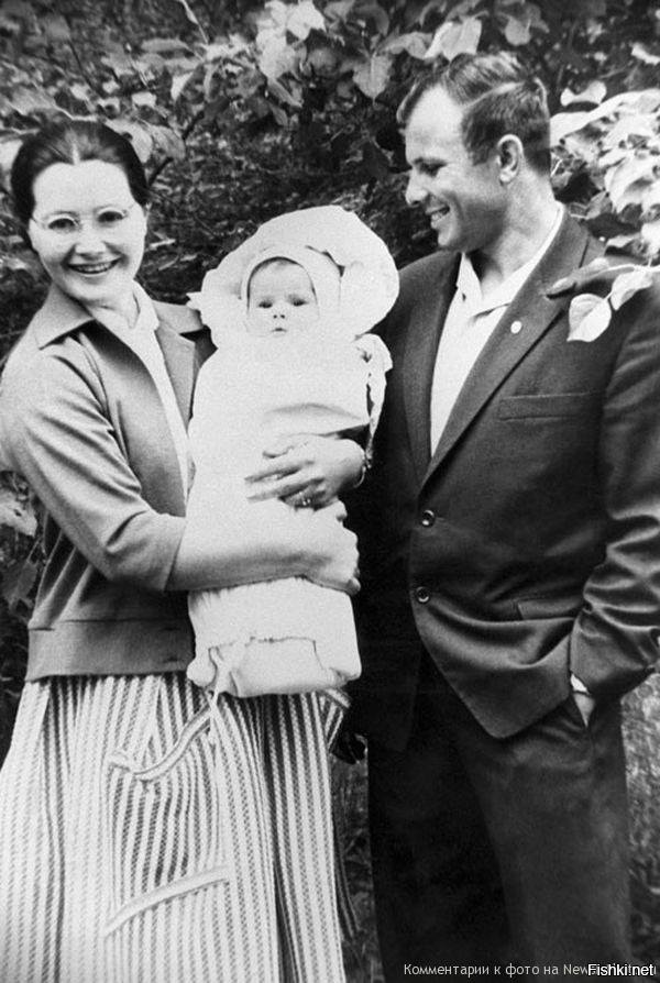 Юрий Гагарин с женой о новорожденной дочкой