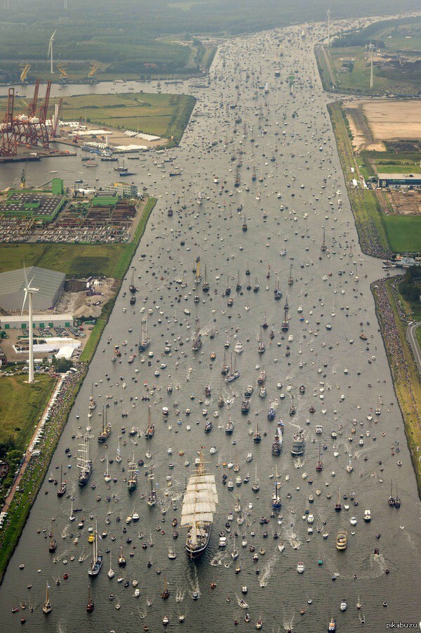 Парад кораблей в Амстердаме ..  