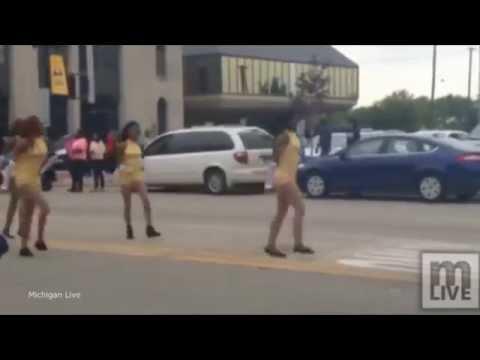 Мотоциклист сбил танцующую девушку!
