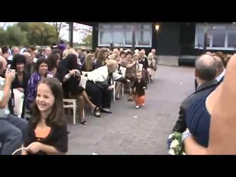 Смешная маленькая девочка на свадьбе